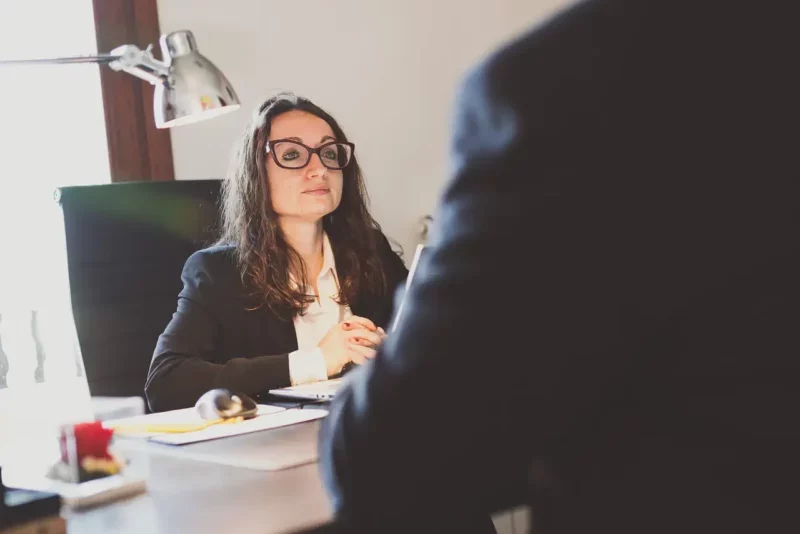 Consulente che fornisce consulenza legale sulla privacy e conformità al GDPR in un ufficio.