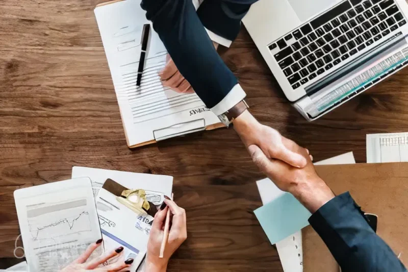 Stretta di mano tra professionisti durante una consulenza legale in ambito di diritto societario