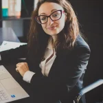 Avv. Luana Giangregorio in ufficio con computer e libri sullo sfondo